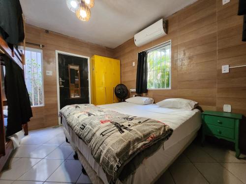 um quarto com uma cama grande e paredes de madeira em Vila Rock Hostel - próximo Allianz Parque, Vila Madalena, Av Paulista, Hospital das Clínicas INCOR FMUSP em São Paulo