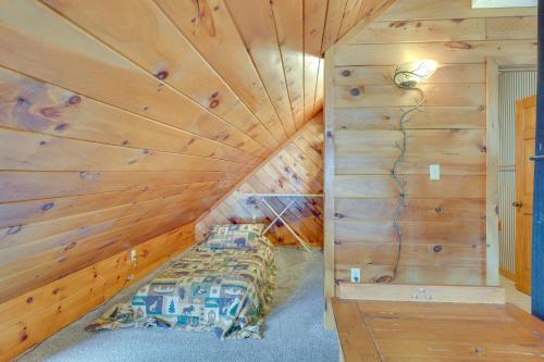 Dormitorio con cabaña de madera y techo grande de madera en 3-Acre Benezette Cabin with Hot Tub, Grill and Mtn View en Benezette