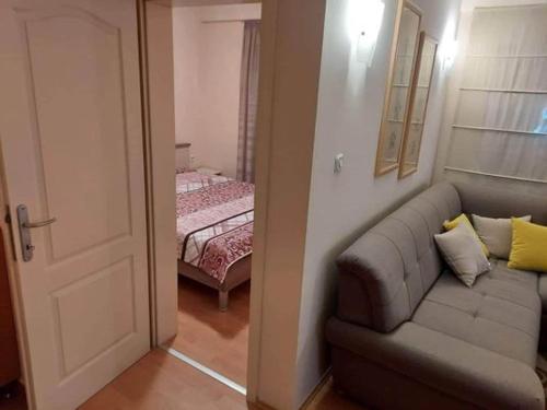 Ellie's place في بيتولا: غرفة معيشة مع أريكة وغرفة نوم