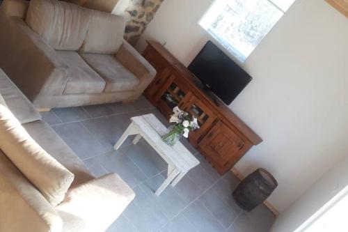 une vue aérienne d'un salon avec un canapé et une table dans l'établissement la grange, à Offrethun