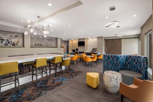 Χώρος καθιστικού στο Hawthorn Extended Stay by Wyndham Sulphur Lake Charles