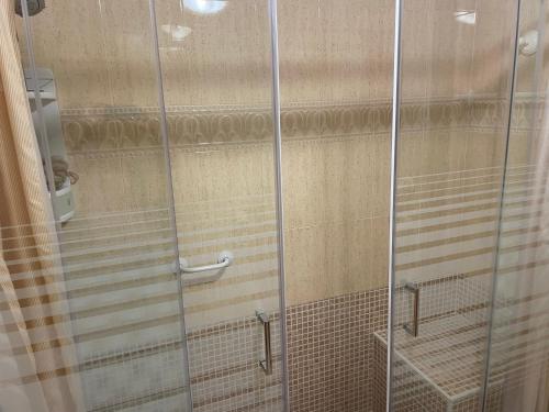 baño con cabina de ducha con puerta de cristal en Apartment / Penthouse Mil Palmeras, en Pilar de la Horadada