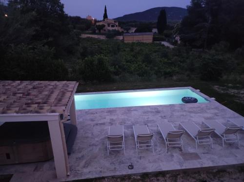 Vista de la piscina de Terre de Lumière o alrededores