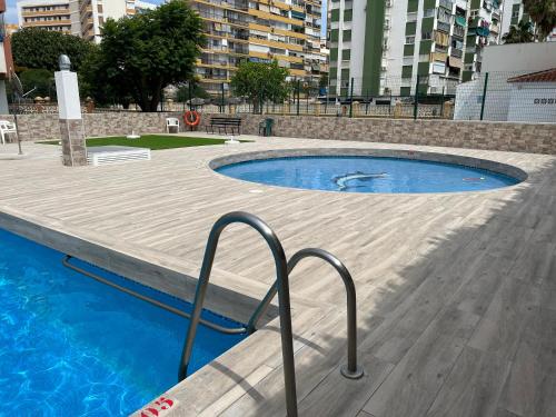 einen Pool mit Delfin im Wasser in der Unterkunft Selvática Studio Torre del Mar in Torre del Mar