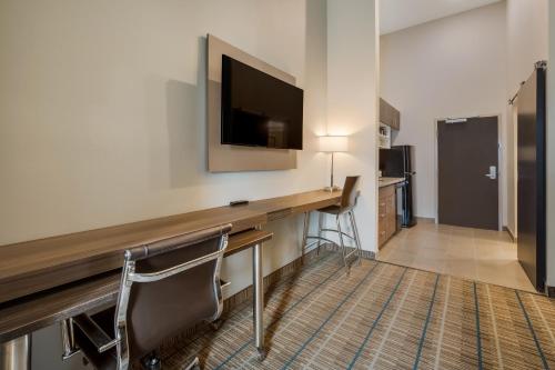 Μια τηλεόραση ή/και κέντρο ψυχαγωγίας στο Hawthorn Extended Stay by Wyndham Sulphur Lake Charles