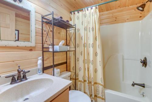 y baño con lavabo, aseo y ducha. en Updated Log Cabin Near Story Land and Dianas Baths!, en Conway