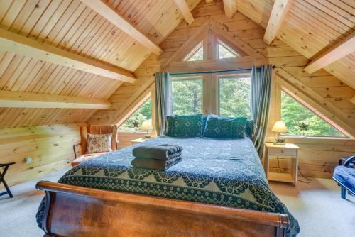 una camera con un letto in una baita di tronchi di Updated Log Cabin Near Story Land and Dianas Baths! a Conway