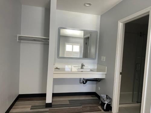 La salle de bains est pourvue d'un lavabo et d'un miroir. dans l'établissement La Casa Motel, Los Angeles - Burbank Airport, à Sun Valley