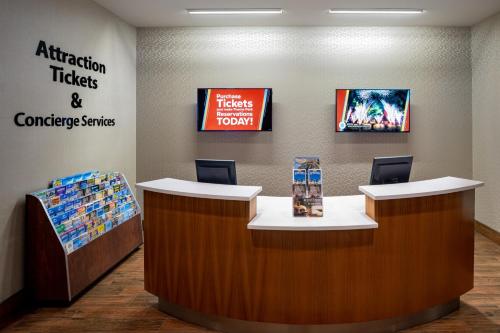 TownePlace Suites Orlando at FLAMINGO CROSSINGS® Town Center/Western Entrance Image