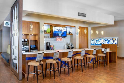 TownePlace Suites Orlando at FLAMINGO CROSSINGS® Town Center/Western Entrance Image