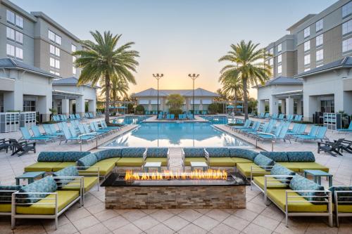 TownePlace Suites Orlando at FLAMINGO CROSSINGS® Town Center/Western Entrance Image