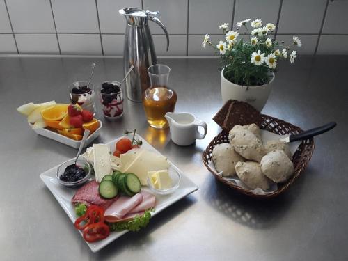 uma mesa com dois pratos de comida num balcão em Jungshoved Kro B&B em Praesto