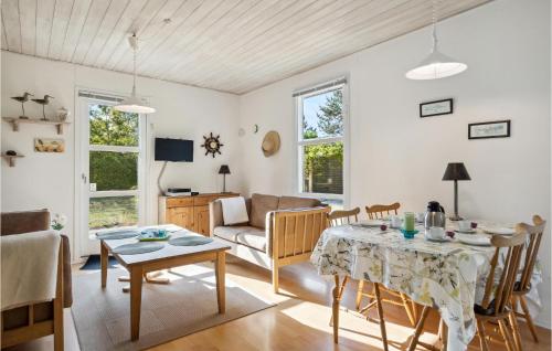 Μια τηλεόραση ή/και κέντρο ψυχαγωγίας στο Holiday Home Egernvej Hemmet Iii