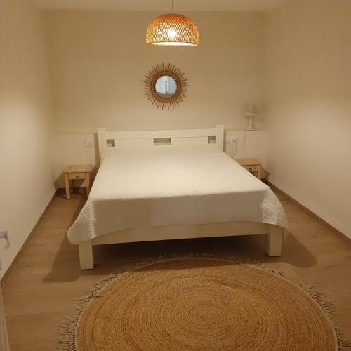 um quarto com uma cama e um espelho na parede em היחידה בגומא em Kefar Weradim