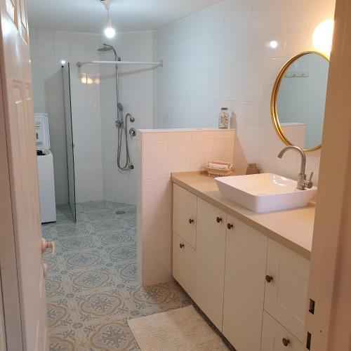 a bathroom with a sink and a shower at היחידה בגומא in Kefar Weradim