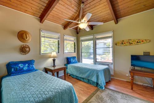 Un dormitorio con dos camas y un ventilador de techo. en Wheelchair Accessible Kona Gem with Ocean Views!, en Kailua-Kona