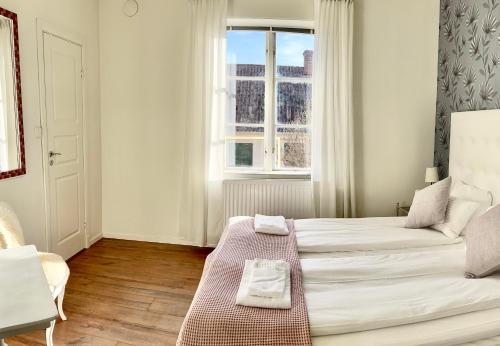 a white room with a bed and a window at Borghamn Strand in Borghamn