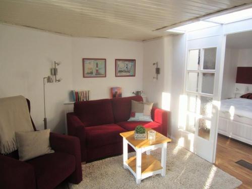 ein Wohnzimmer mit einem Sofa und einem Tisch in der Unterkunft Friesenhaus, App. 3 in Westerland