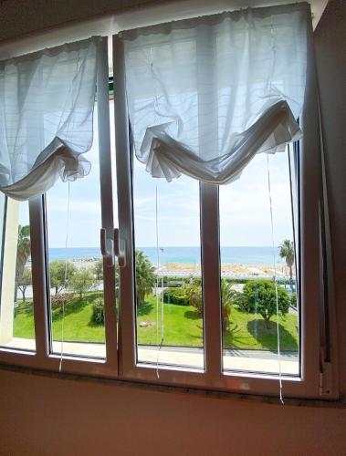 a window with a view of the ocean at La casetta di nonno Vittorio in Albissola Marina