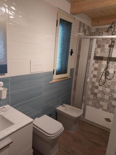 ein Bad mit einem WC, einem Waschbecken und einer Dusche in der Unterkunft B&B JoseyMaria in Marina di Camerota