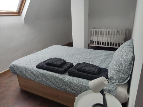 1 dormitorio con 1 cama con 2 toallas en Duplex en Ris, en Noja
