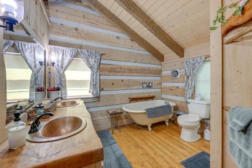 bagno con lavandino, vasca e servizi igienici di Spacious Sky Valley Home with Resort Perks! a Dillard