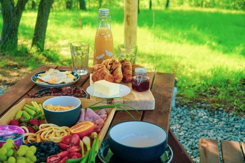 a picnic table with food and drinks on it at Yatu Ecological Glamping in Drábsko