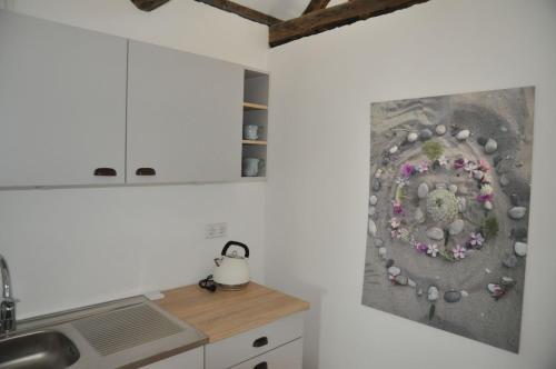 uma cozinha com um quadro na parede em Bed & Breakfast de Hoefstal em Noord-Sleen