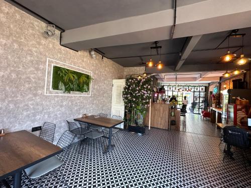 Black Art Otel في إسطنبول: مطعم فيه طاولات وكراسي في الغرفة