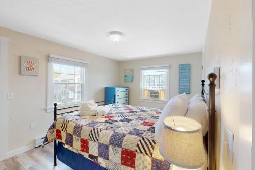 1 dormitorio con 1 cama con edredón en Bayside on Commercial, en Provincetown