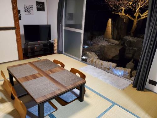 A television and/or entertainment centre at Natural open-air hot spring Chizu - Vacation STAY 16412v