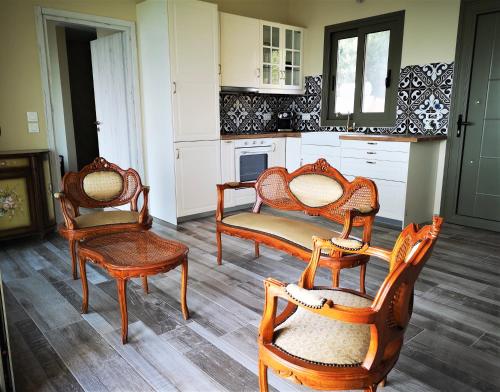 een woonkamer met 3 stoelen en een keuken bij ReLux Villa in Kefallonia