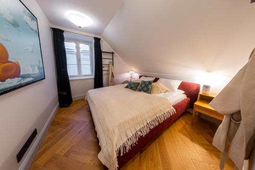 een kleine slaapkamer met een bed en een raam bij Bürgermeistri majutus in Haapsalu