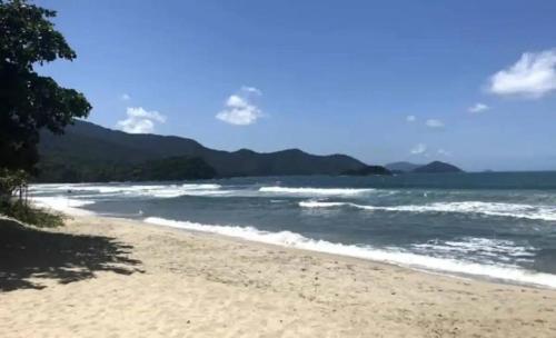 a view of the ocean from the beach at Chalés Ilhabela Esmeralda in Ilhabela