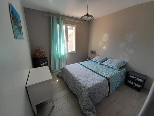 塞茲河畔巴尼奧勒的住宿－villa individuelle，一间卧室设有一张床和一个窗口