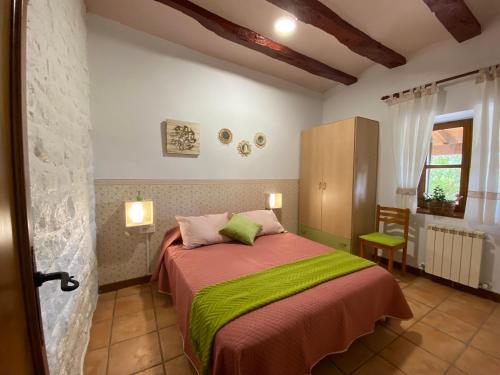 - une chambre avec un lit et une couverture verte dans l'établissement Casa Moli, 