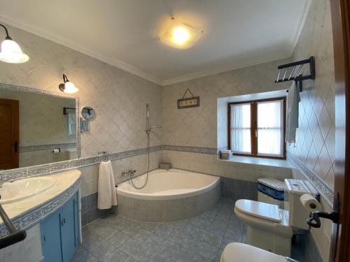 La salle de bains est pourvue d'une baignoire, de toilettes et d'un lavabo. dans l'établissement Casa Moli, 