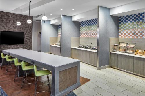 Køkken eller tekøkken på Fairfield Inn and Suites by Marriott Nashville Downtown/The Gulch