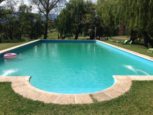 Kolam renang di atau dekat dengan Hermosa Cabaña El Nogalito Mina Clavero