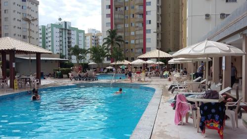 ein Schwimmbad mit Menschen im Wasser in der Unterkunft RPT 1 -Prive das Thermas 405 C in Caldas Novas