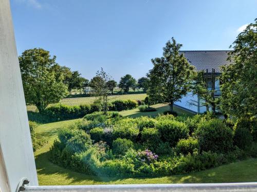 una casa con vistas al jardín en Haus Essen Whg. 8, lüttes Glück in Cuxhaven-Duhnen, en Cuxhaven