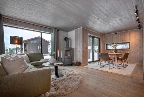 sala de estar con sofá y mesa en Exclusive Cabin Apartment with Sauna - 101 en Stranda