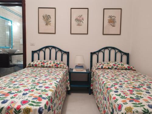 two beds sitting next to each other in a bedroom at Casa a La Marmorata in Santa Teresa Gallura