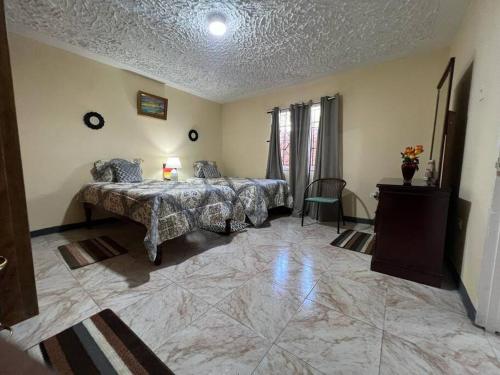 una camera con due letti e un tavolo di Coolworthy Cozy Retreat a Mandeville