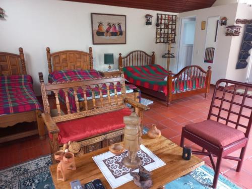 un soggiorno con letti in legno e tavolo di "Confortable Cabaña entre Paipa y Duitama" a Duitama