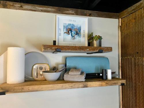 una estantería de madera con algunos artículos. en Cabin 9 at Horse Creek Resort, en Rapid City