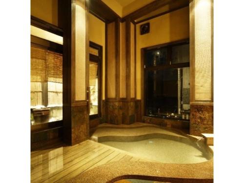 baño con bañera de hidromasaje en una habitación en Kofukan - Vacation STAY 64890v en Myoko