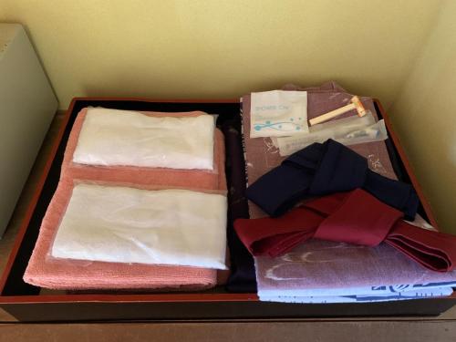 een koffer gevuld met verschillende soorten handdoeken bij Kofukan - Vacation STAY 67971v in Myoko
