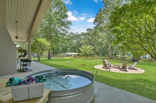 a backyard pool with a hot tub in a barrel at Massive Texas Ranch House By Lake and Forest in Coldspring