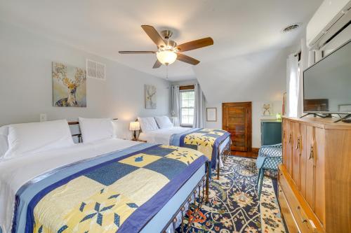 1 dormitorio con 2 camas y ventilador de techo en Pet-Friendly Murph Landing - 1 Mile to WVU! en Morgantown